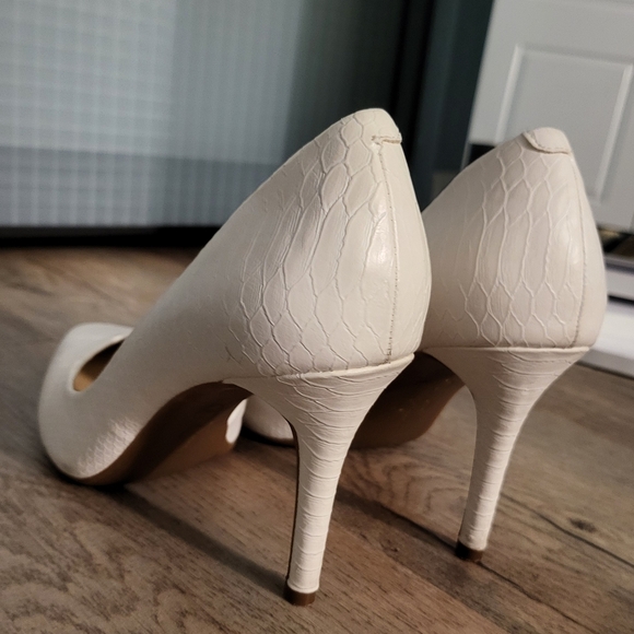 Elegant White Stilettos - Picture 4 of 9